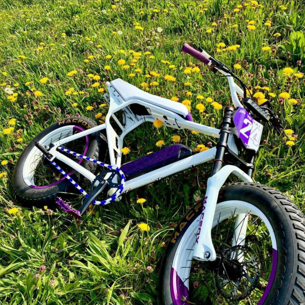 Purple & White Chain Caps
